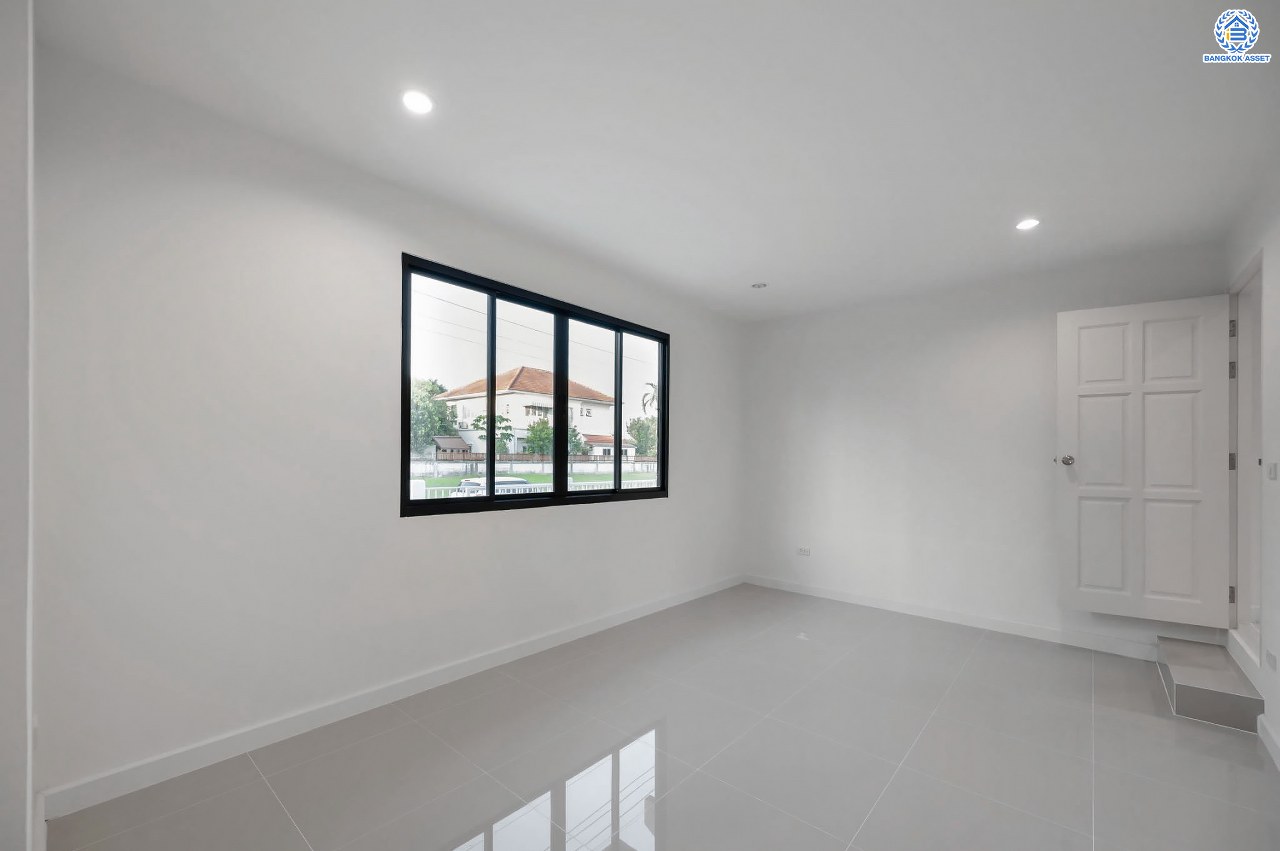 บ้านมือสองตกแต่งใหม่ โครงการ กฤษดานคร เลค แอนด์ พาร์ค บรมราชชนนี-พุทธมณฑลสาย3 เนื้อที่ 75 ตร.ว. บนพื้นที่ใช้สอย 121 ตร.ม. ฟังก์ชัน 3 ห้องนอน 2 ห้องน้ำ จอดรถได้ 2 คัน พร้อม 1 ห้องอเนกประสงค์บนทำเลศักยภาพเชื่อมต่อหลายเส้นทาง ใกล้เซ็นทรัลปิ่นเกล้า ม.มหิดล และทางด่วน "ศรีรัช"